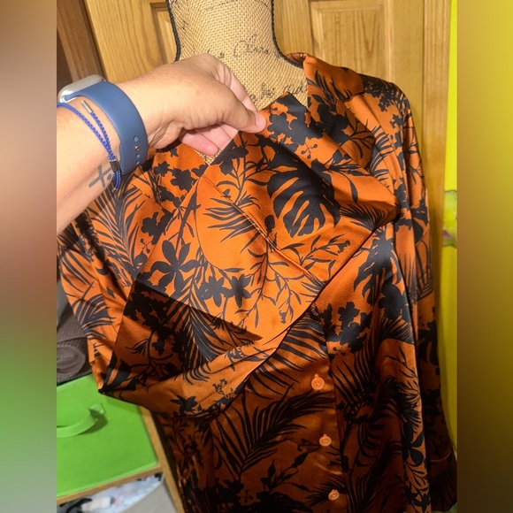 🧡🖤 FUTURE COLLECTION SILK BUTTON UP - Picture 7 of 11